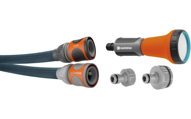 Twee tuinslangen met oranje-grijze snelkoppelingen, een oranje-grijs sproeikop en twee metalen adapters naast elkaar op een witte achtergrond