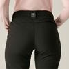 Achteraanzicht van een persoon van taille tot bovenbenen, zwarte broek, lichtroze top met lange mouwen in de taille gestopt, klein vierkant label in het midden van de tailleband, neutrale achtergrond