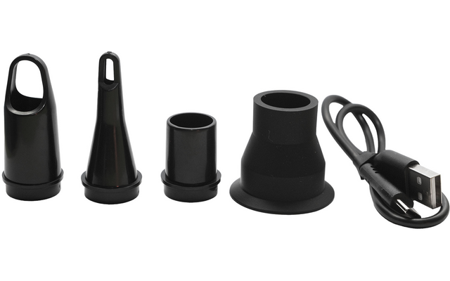 Drie zwarte USB-opladers in verschillende maten en een USB-kabel