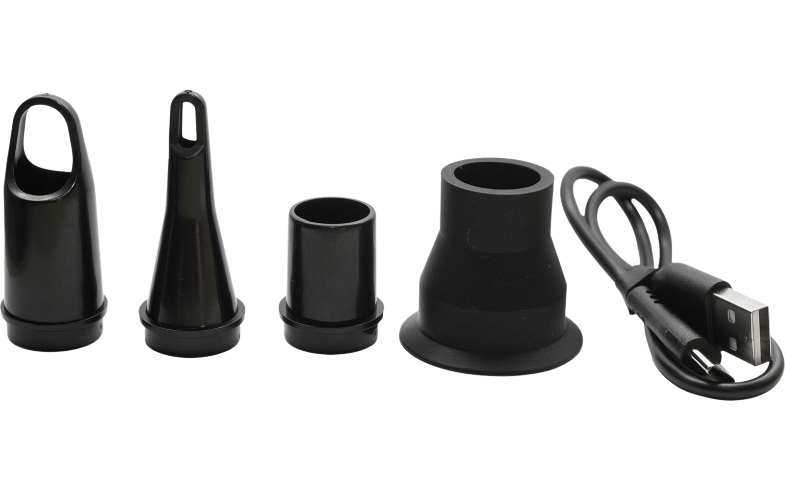 Drei schwarze USB-Ladeadapter in verschiedenen Größen und ein USB-Kabel