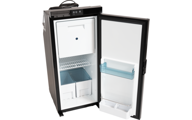 Kleiner schwarzer einflügeliger Kühlschrank mit geöffneter Tür; weiße Innenfläche; oben kleines geschlossenes Fach mit runder Öffnung; mittig Drahtgitterablage; darunter transparent-blaues Fach und zwei weiße Schubladen; Innenseite der Tür mit transp