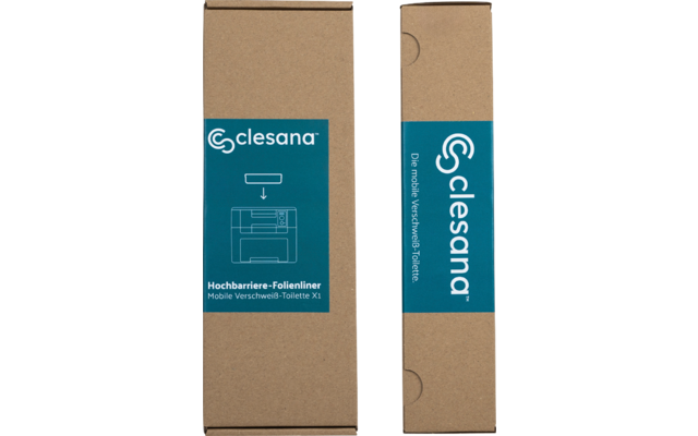Zwei braune Kartons nebeneinander; Vorderseite eines Kartons mit türkisfarbenem Etikett, weißem 'clesana'-Logo, Toiletten-Symbol und dem Schriftzug 'Hochbarriere-Folienliner Mobile Verschweiß-Toilette X1'; Seitenansicht des zweiten Kartons mit schmal