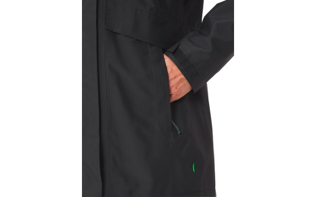 Hand steckt in der rechten Tasche einer schwarzen Jacke