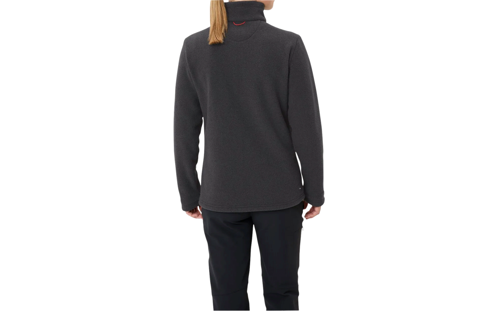 Frau von hinten, trägt schwarzen Pullover und schwarze Hose