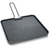 Vierkante zwarte grillpan met diagonale ribbels, opstaande rand en opgeklapte metalen handgreep op witte achtergrond