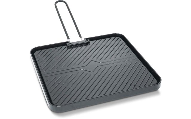 Vierkante zwarte grillpan met diagonale ribbels, opstaande rand en opgeklapte metalen handgreep op witte achtergrond