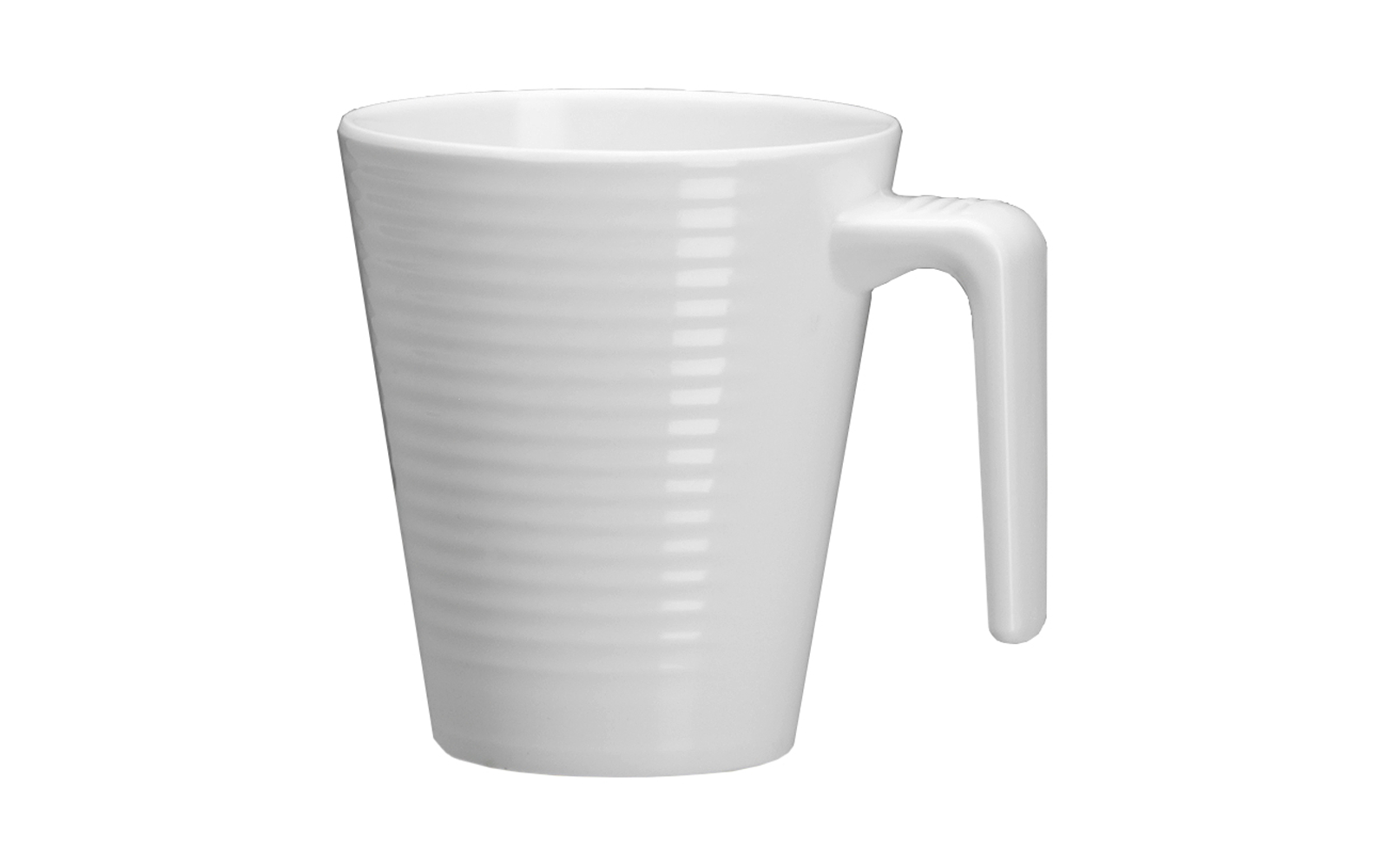 Taza blanca con hendiduras horizontales y asa angular a la derecha sobre fondo blanco