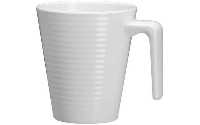 Taza blanca con hendiduras horizontales y asa angular a la derecha sobre fondo blanco