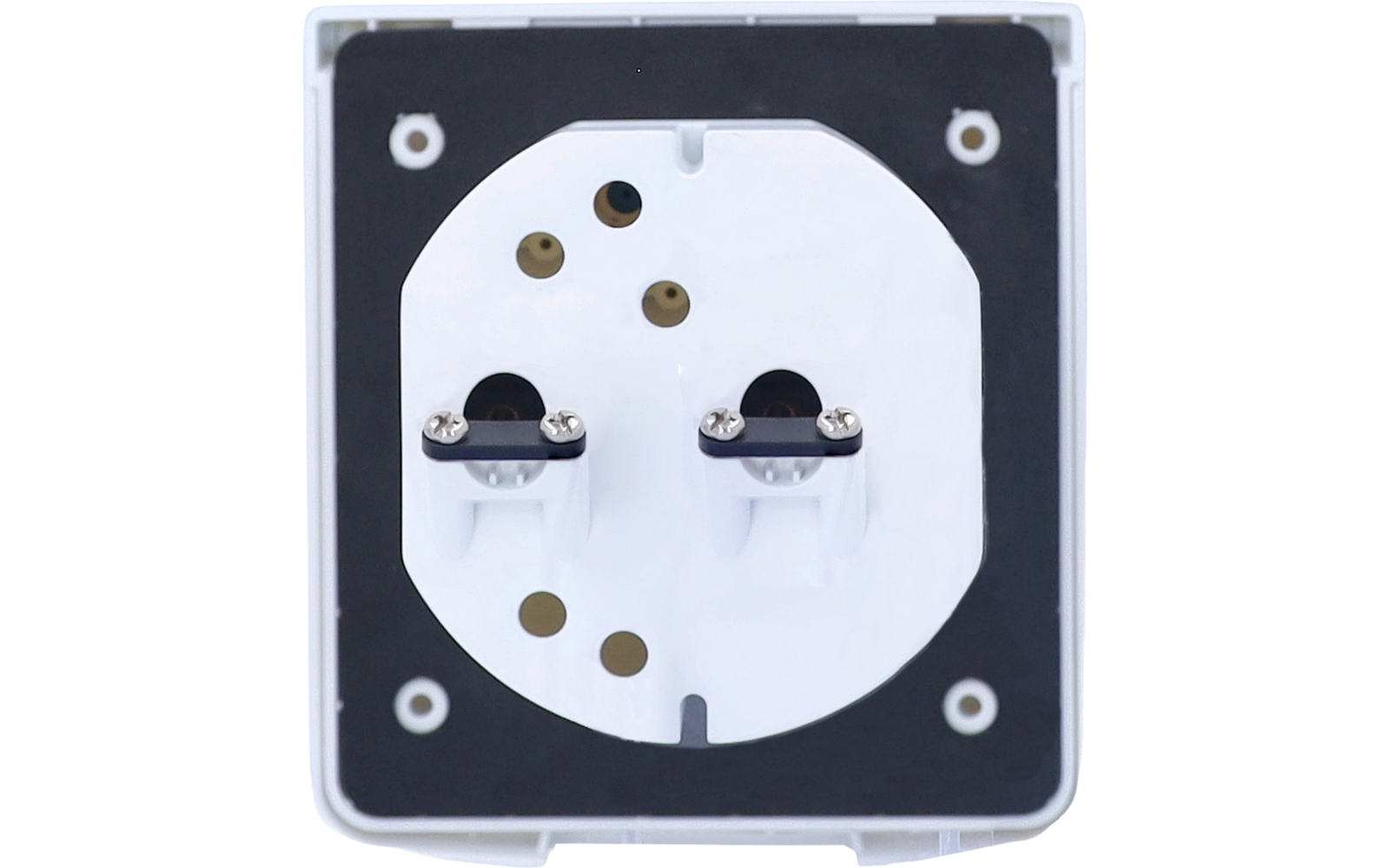 Weiße quadratische Steckdose mit rundem weißen Einsatz, zwei runden Steckkontaktöffnungen mit schwarzen Abdeckungen und sichtbaren Schrauben, mehreren kleinen runden Öffnungen und vier Schraublöchern in den Ecken