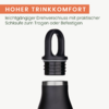 Obere Hälfte einer schwarzen Trinkflasche mit offener Schrauböffnung und darüber schwebendem schwarzen Schraubverschluss mit Schlaufe; oben oranger Banner mit Text "HOHER TRINKKOMFORT" und kleiner grauer Unterzeile; weißer Hintergrund