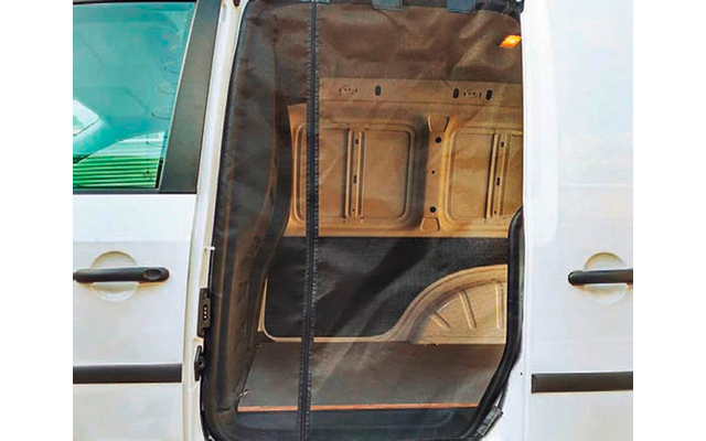 Offene Tür eines weißen Lieferwagens mit Blick auf das leere Ladefach