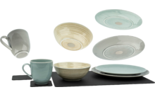 Verschillende kopjes, borden en kommen in pasteltinten, gerangschikt op een witte ondergrond