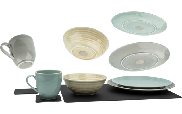Verschillende kopjes, borden en kommen in pasteltinten, gerangschikt op een witte ondergrond