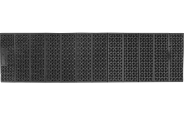 Ein graues Kunststoffrohr mit einem Gitternetzmuster liegt auf einer weißen Oberfläche