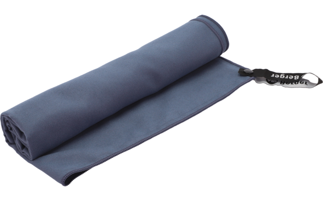 Dunkelblaues, zusammengerolltes Mikrofasertuch mit angenähtem Band und schwarzem Karabinerhaken