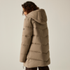 Persona vista da dietro con capelli ricci scuri, indossa un cappotto imbottito trapuntato beige con cappuccio e una toppa logo visibile sulla manica, pantaloni scuri, sfondo chiaro uniforme