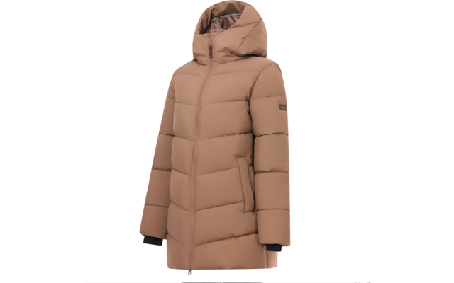 Giacca trapuntata beige con cappuccio, lunghezza fino a metà coscia, cerniera frontale completa, tasche laterali, cuciture orizzontali, polsini interni neri, piccolo patch logo sulla parte superiore della manica