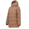 Giacca trapuntata beige con cappuccio, lunghezza fino a metà coscia, cerniera frontale completa, tasche laterali, cuciture orizzontali, polsini interni neri, piccolo patch logo sulla parte superiore della manica