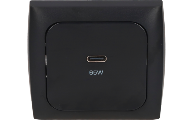 Appareil carré noir avec port USB-C centré et inscription "65W" en dessous