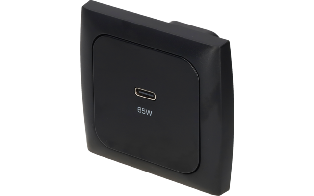 Appareil carré noir avec un port USB-C central et l'inscription '65W' sur fond blanc