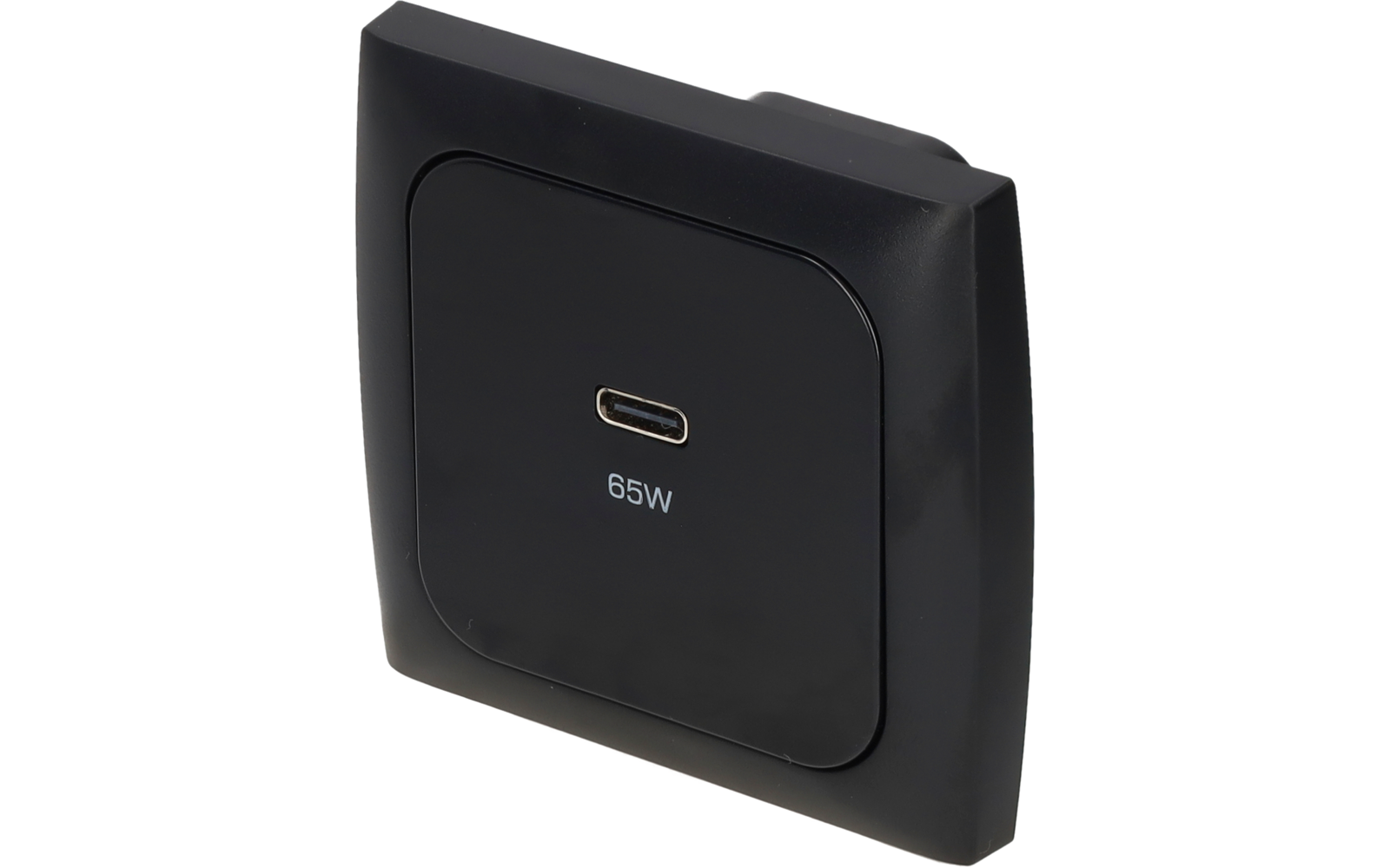 Appareil carré noir avec un port USB-C central et l'inscription '65W' sur fond blanc