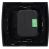 Boîtier carré en plastique noir, composant central rectangulaire arrondi avec texte embossé, à droite petit bornier vert avec deux vis de serrage, quatre orifices de fixation ronds aux coins