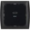Appareil carré noir avec un port USB-C centré et l'inscription '65W'