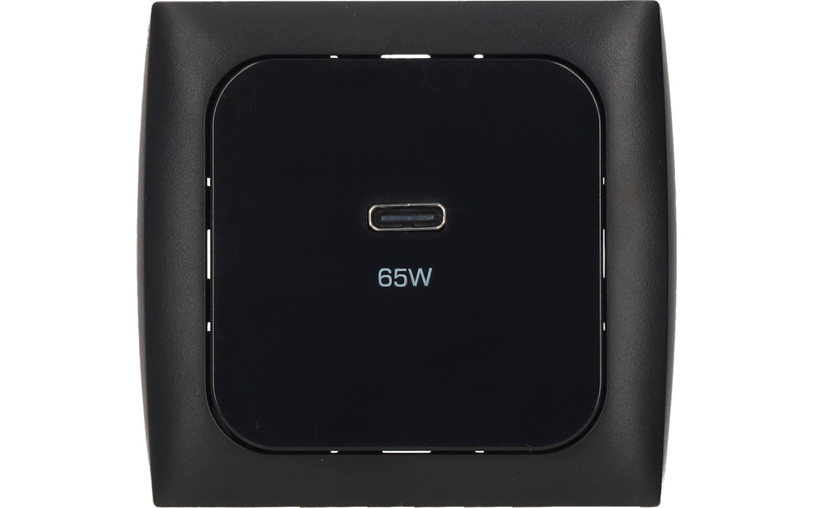 Appareil carré noir avec un port USB-C centré et l'inscription '65W'