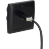 Prise murale carrée noire avec port USB encastré, fiche USB blanche branchée avec câble noir, 65W visible sur la plaque