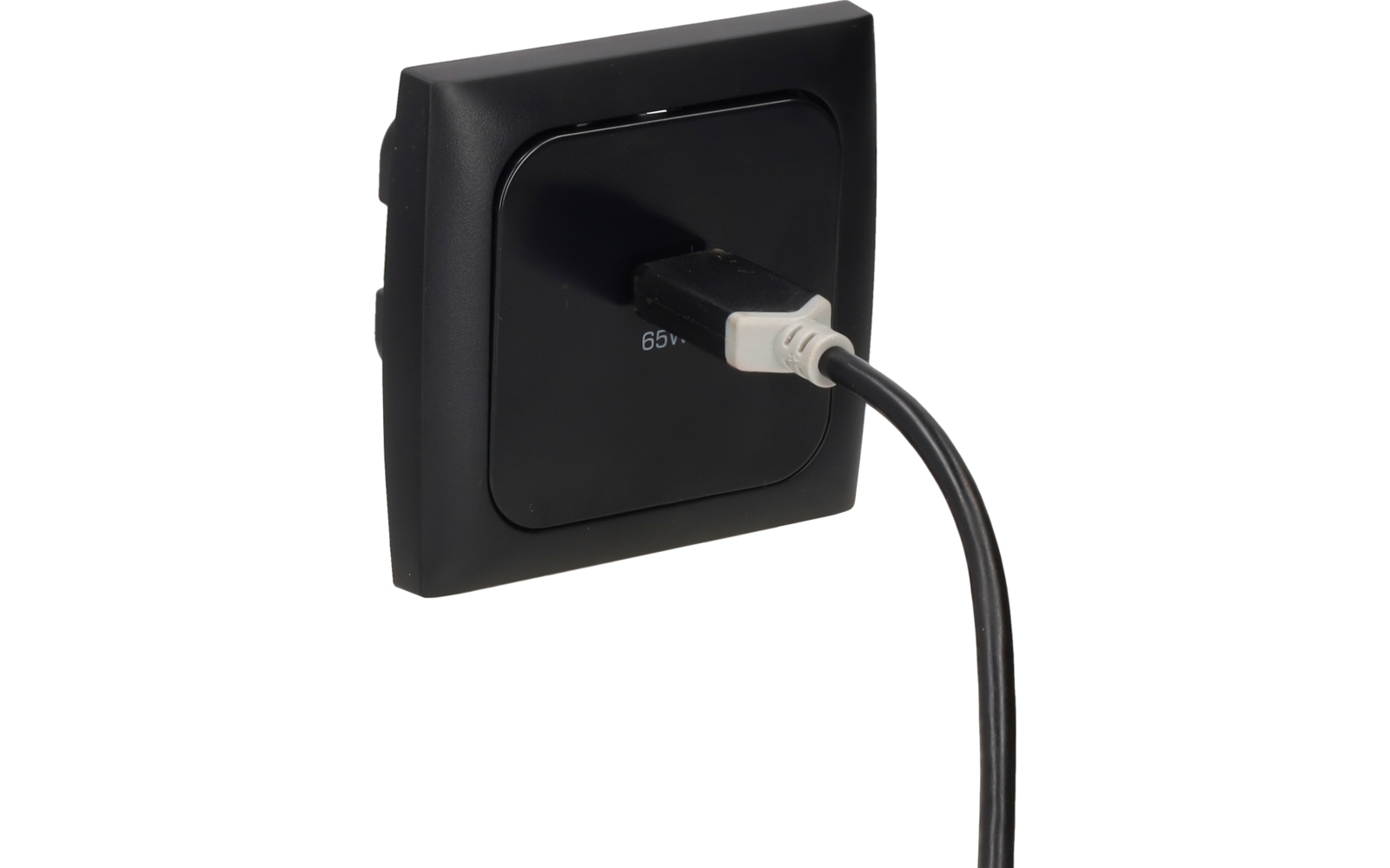 Prise murale carrée noire avec port USB encastré, fiche USB blanche branchée avec câble noir, 65W visible sur la plaque