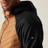 Aufnahme eines Mannes mit einer zweifarbigen Jacke mit Kapuze, braun und schwarz