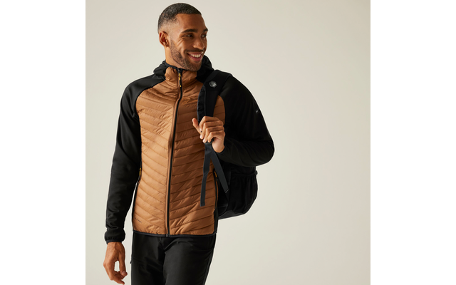 Mann mit schwarzem und braunem Jacke lächelnd mit Hand an der Jacke