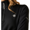 Nahaufnahme des Oberkörpers in schwarzem Langarmshirt mit kurzem Reißverschluss, weißes Logo auf der Brust und weiße Schrift auf dem Ärmel