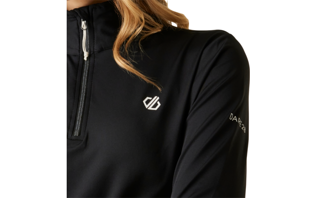 Nahaufnahme des Oberkörpers in schwarzem Langarmshirt mit kurzem Reißverschluss, weißes Logo auf der Brust und weiße Schrift auf dem Ärmel