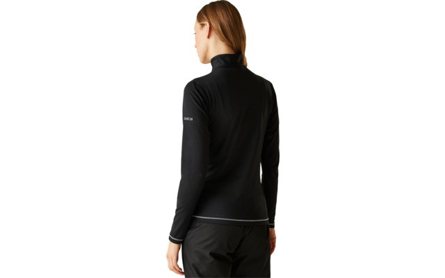 Person steht mit dem Rücken zur Kamera, trägt schwarzen Rollkragenpullover und schwarze Hose, mittellange braune Haare, einfarbiger heller Hintergrund