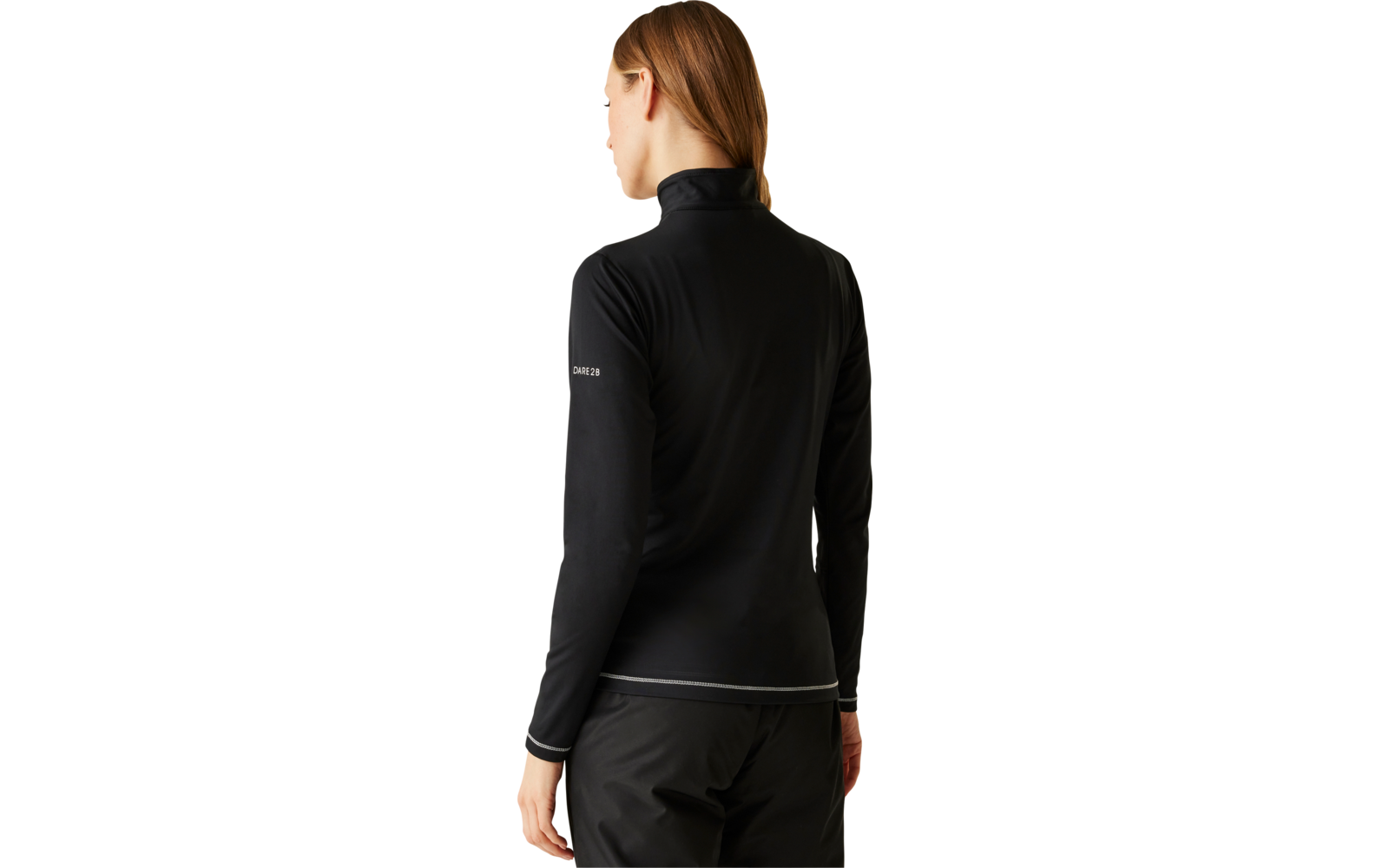 Person steht mit dem Rücken zur Kamera, trägt schwarzen Rollkragenpullover und schwarze Hose, mittellange braune Haare, einfarbiger heller Hintergrund