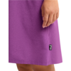 Unterkörper einer Person in einem violetten Kleid, rechte Hand an der Seite, sichtbare Oberschenkel, kleines schwarzes Etikett am Saum