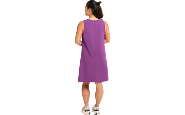Person von hinten in ärmellosem violetten Kleid, Haare zu einem Dutt gebunden, trägt weiße Sneakers mit rosa und schwarzen Details