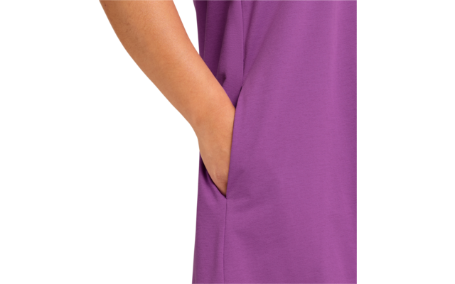 Close-up van een bovenlichaam in paarse kleding, een hand in een zijzak