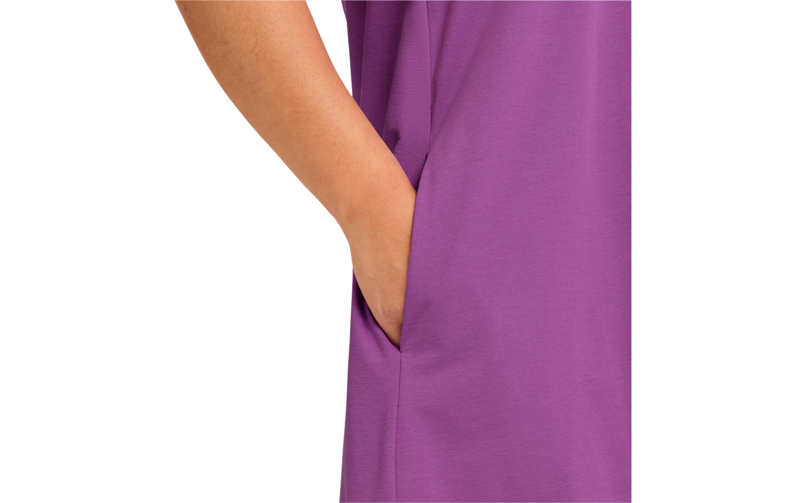 Close-up van een bovenlichaam in paarse kleding, een hand in een zijzak