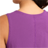 Rückenansicht einer Person mit Nacken und Schultern, kurzes dunkles Haar, ärmelloses violettes Oberteil mit Mittelnnaht