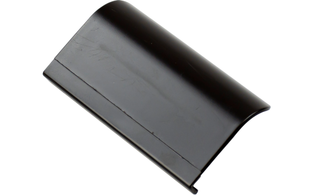 Pièce en plastique noire incurvée avec surface lisse, bord supérieur arrondi, petit crochet en bas et légères rayures