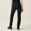 Person trägt schwarze Hose und schwarze Schuhe, Blick von hinten
