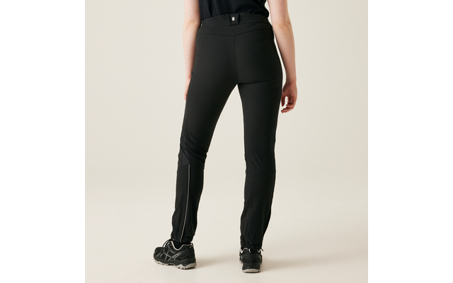 Person trägt schwarze Hose und schwarze Schuhe, Blick von hinten