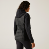 Femme vue de dos portant une veste matelassée noire avec capuche