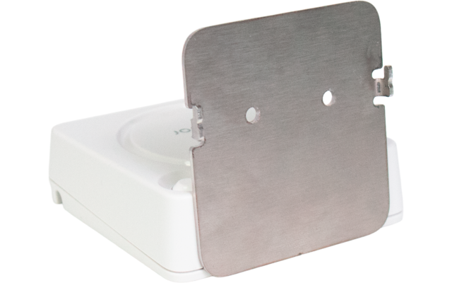 Weißes rechteckiges Plastikgehäuse mit runder Vertiefung; metallene Montageplatte mit zwei Löchern davor