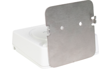 Weißes rechteckiges Plastikgehäuse mit runder Vertiefung; metallene Montageplatte mit zwei Löchern davor