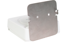 Witte rechthoekige kunststofbehuizing met ronde uitsparing; metalen montageplaat met twee gaten ervoor