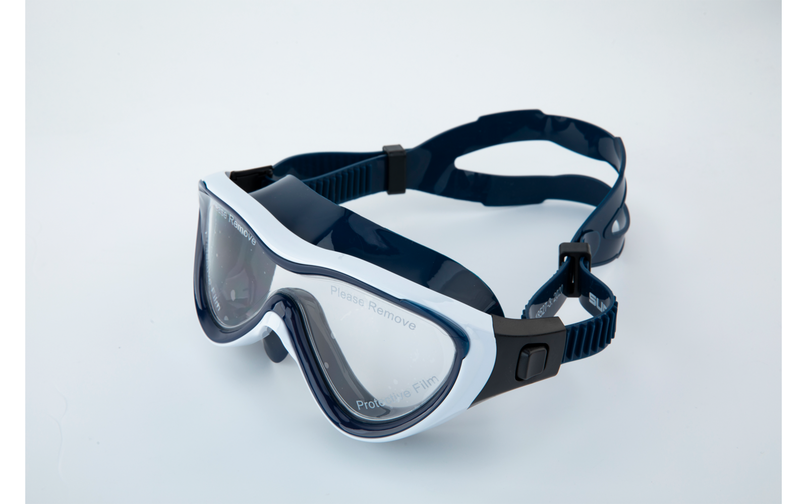 Eine Schutzbrille mit klarem Glas und verstellbarem schwarzen Gummiband auf weißem Hintergrund