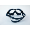 Schwimmbrille mit verstellbarem Gummiband auf weißem Hintergrund